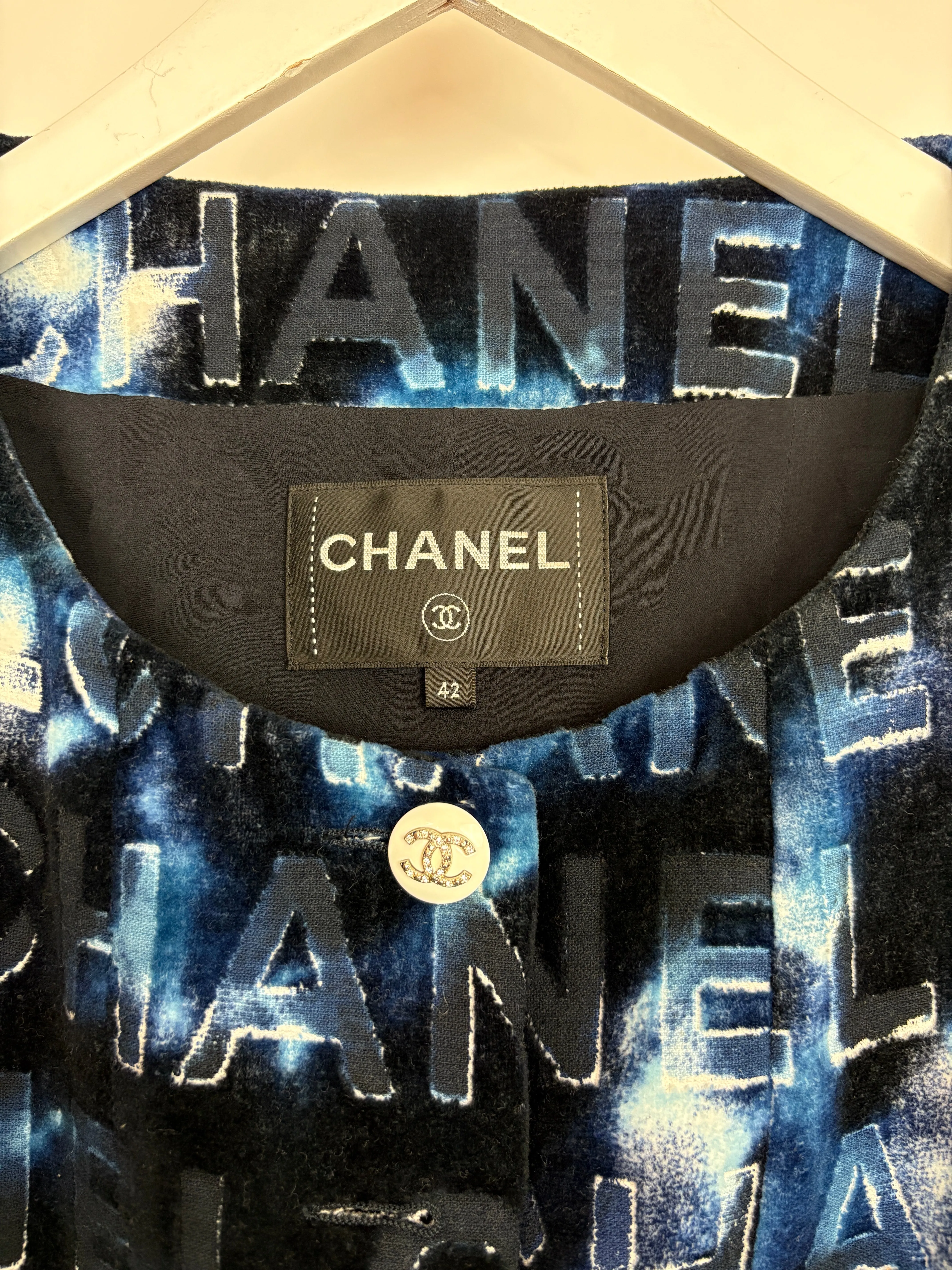 *hot*trendy Inspired  Chanel 21c Short Sleeve Jacket In Blue Logo Velvet With White Enamel & Crystal Cc Button Detail Size Fr 42 (uk 14)